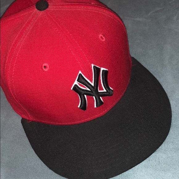 black and red yankees hat